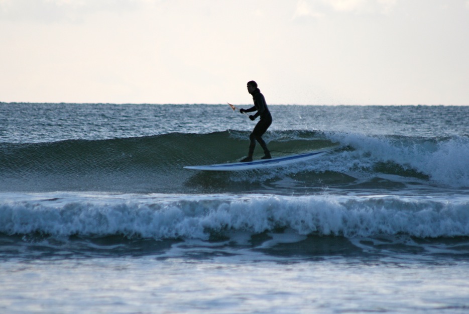 SUP surfing small wave