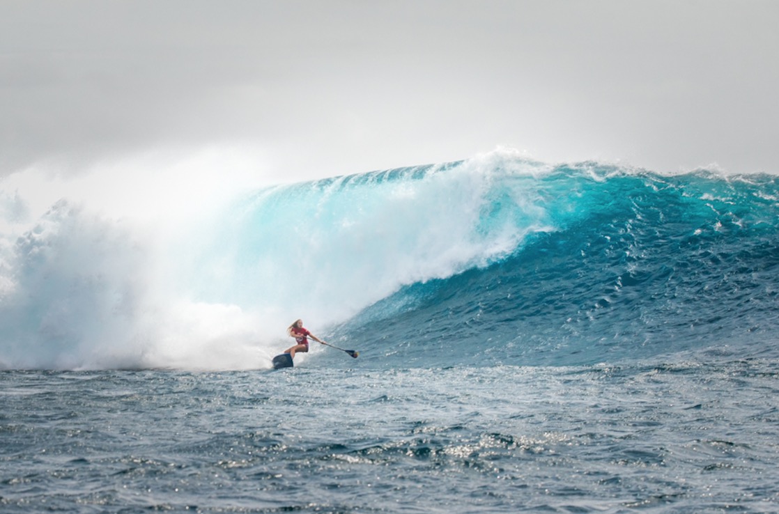 Izzi Gomez SUP surfing